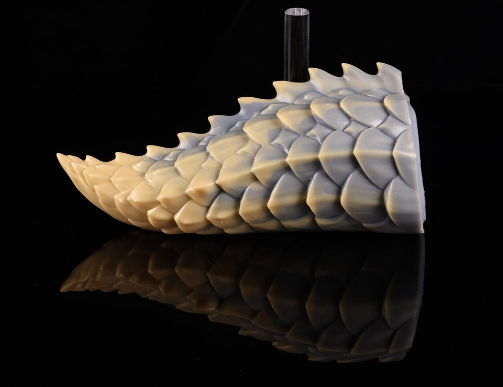 Detailed view of the thorny dorsal spines on dimvra-figurine scaled dragon tail.