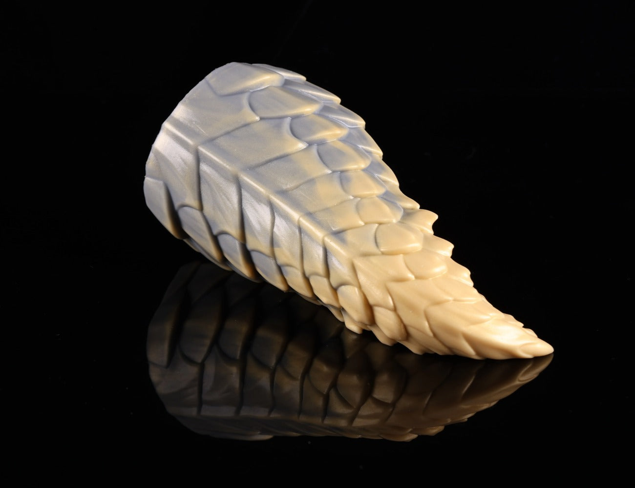 Three-quarter rear view showing the structure of dimvra-figurine dragon tail.